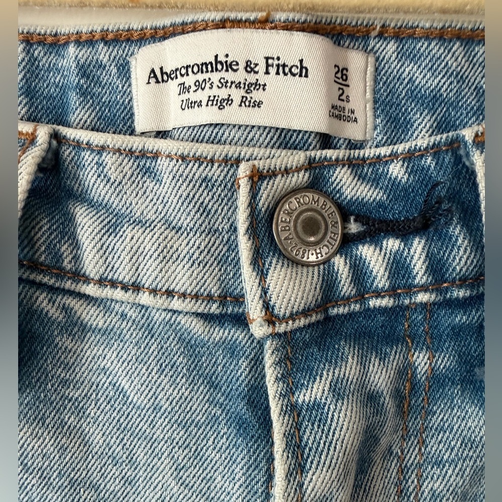 Abercrombie and Fitch 90's Straight Ultra High Rise Ripped Straight Jeans - Picture 2 of 4